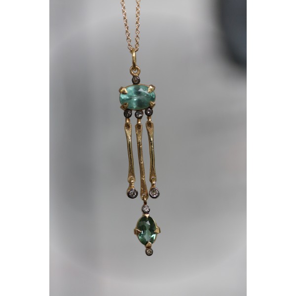 5 Octobre aukso kaklo papuošalas su apatitais, deimantais ir žaliu turmalinu